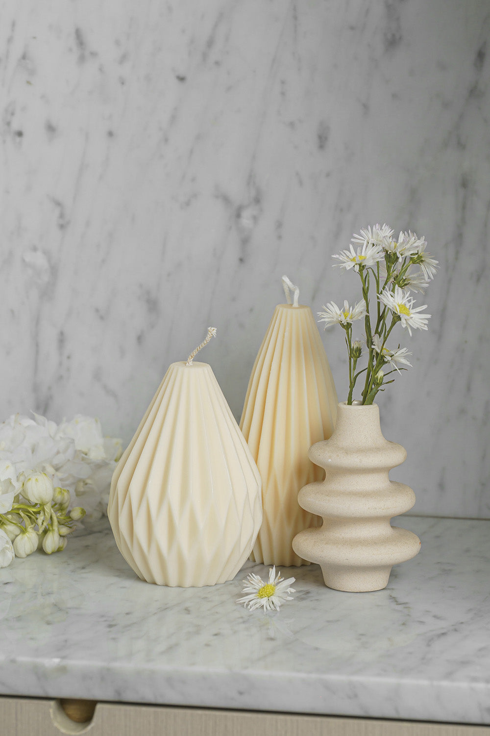 Dúo de velas decorativas, perfectas para un regalo o para crear una composición balanceada y elegante.