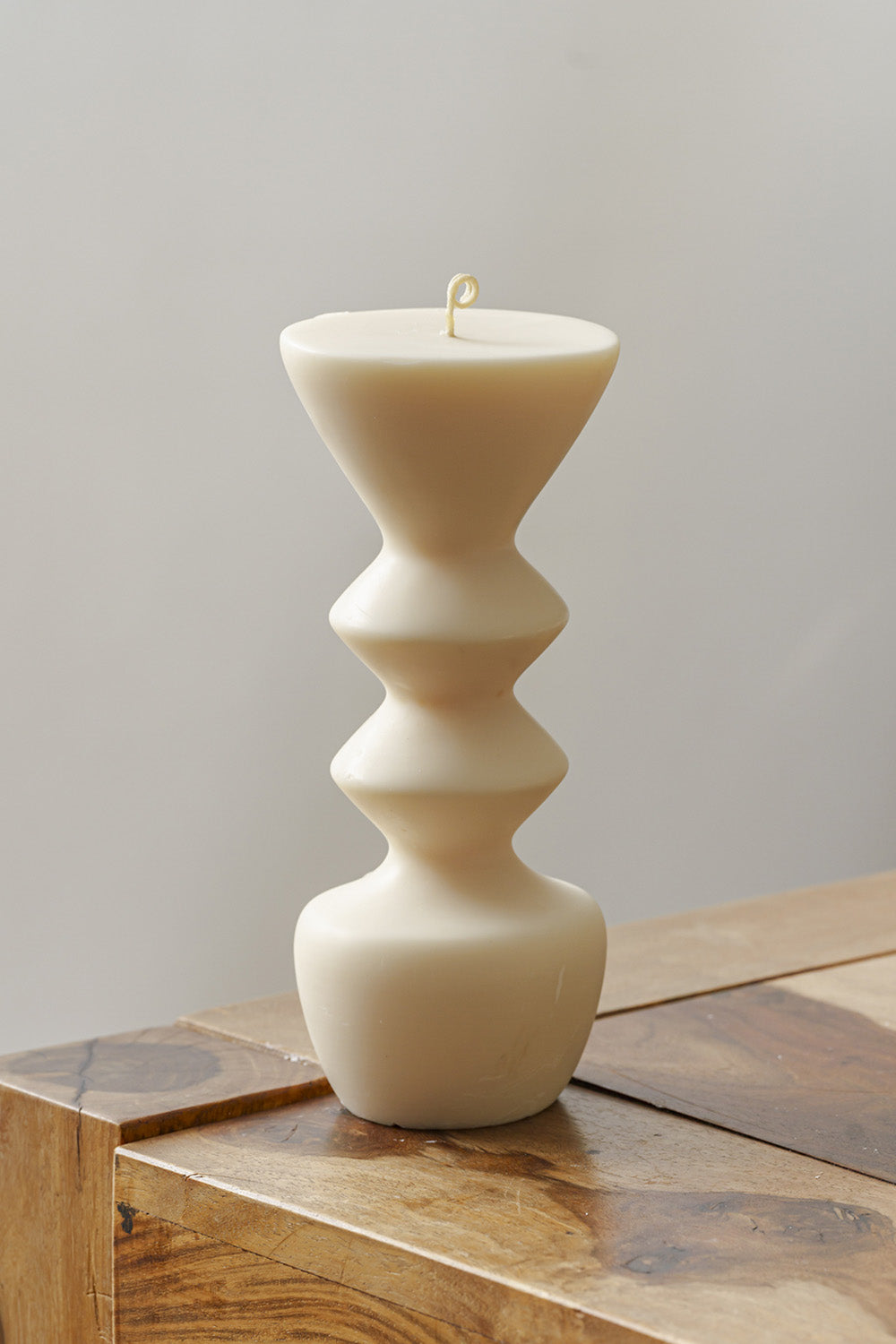 Una vela con líneas suaves y un diseño minimalista que eleva cualquier espacio sin esfuerzo.