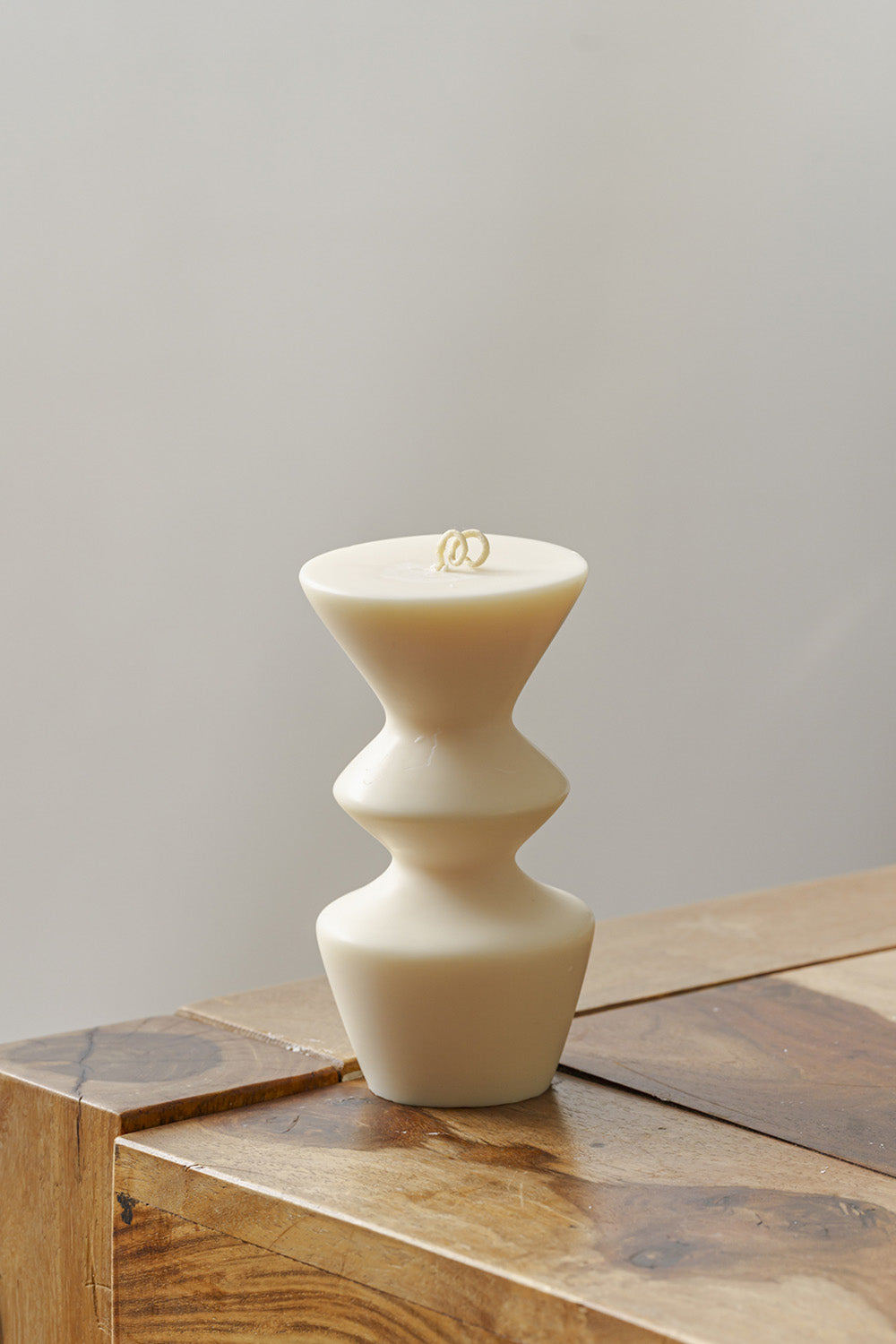 Una vela con líneas suaves y un diseño minimalista que eleva cualquier espacio sin esfuerzo.