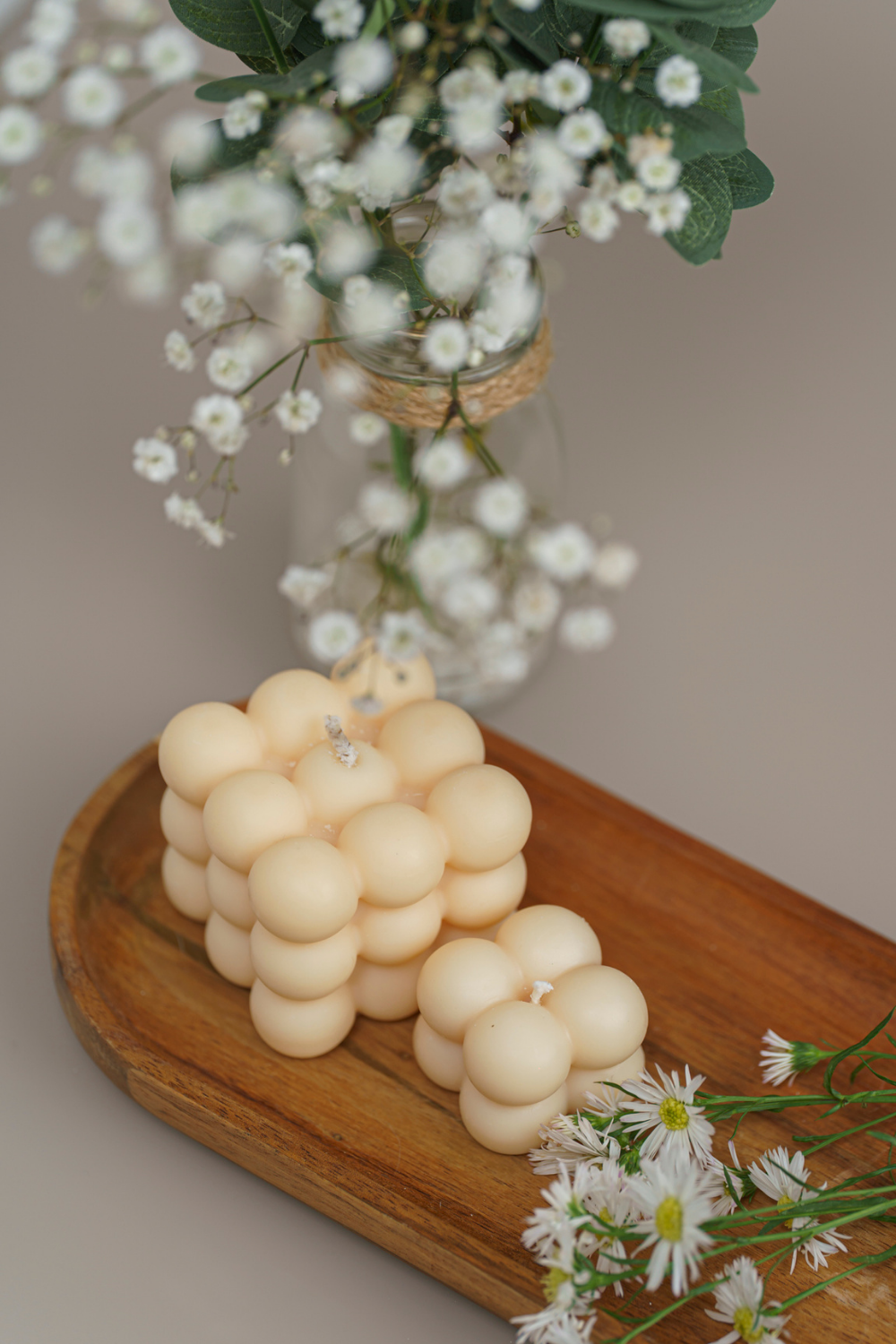 Bolla es moderna y encantadora. Su diseño de burbujas juega con la luz y las formas, creando un efecto visual divertido y sofisticado.