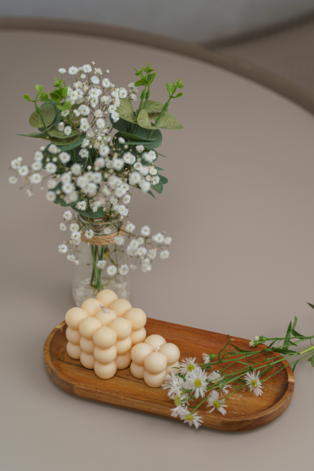 Bolla es moderna y encantadora. Su diseño de burbujas juega con la luz y las formas, creando un efecto visual divertido y sofisticado.