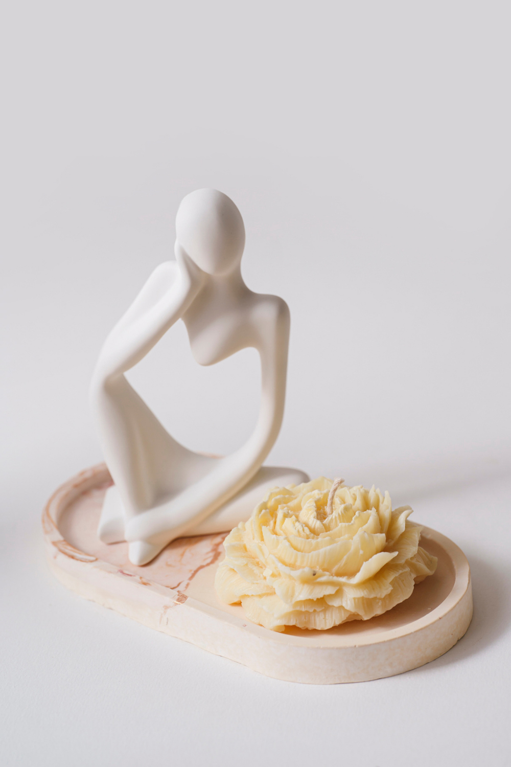 Camelia es una flor eterna hecha vela. Con su forma delicada y estética atemporal, transforma cualquier rincón en un espacio con alma.