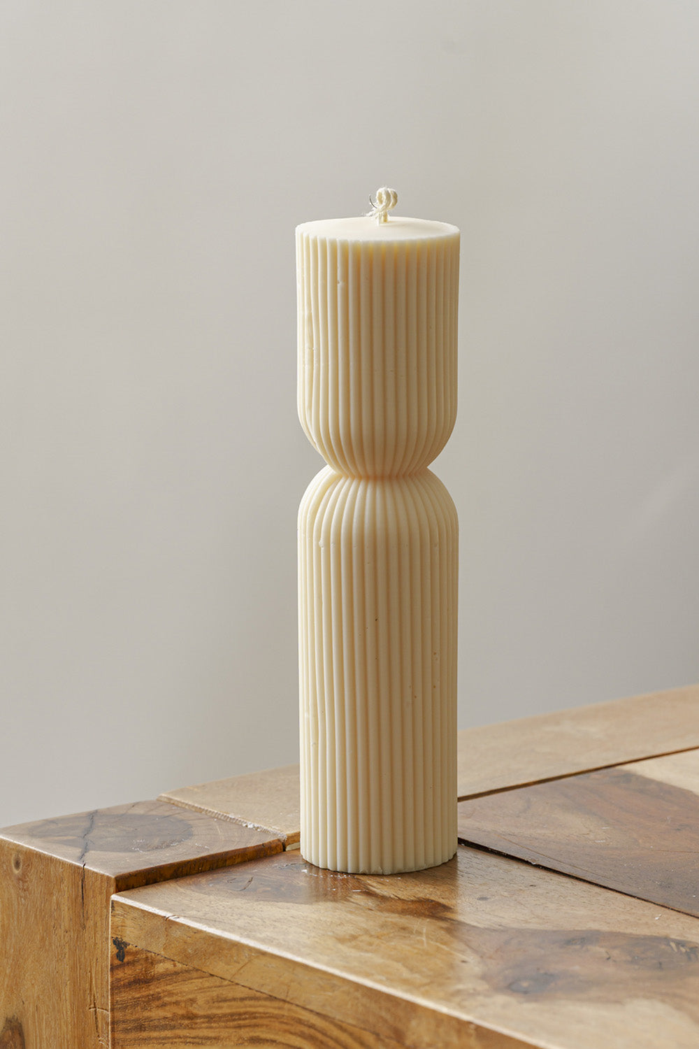 Vela decorativa con un diseño que transmite paz visual, ideal para rincones que invitan al descanso.