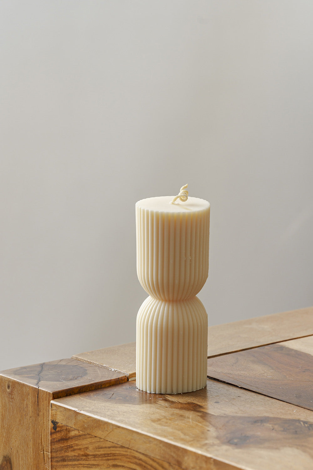 Vela decorativa con un diseño que transmite paz visual, ideal para rincones que invitan al descanso.