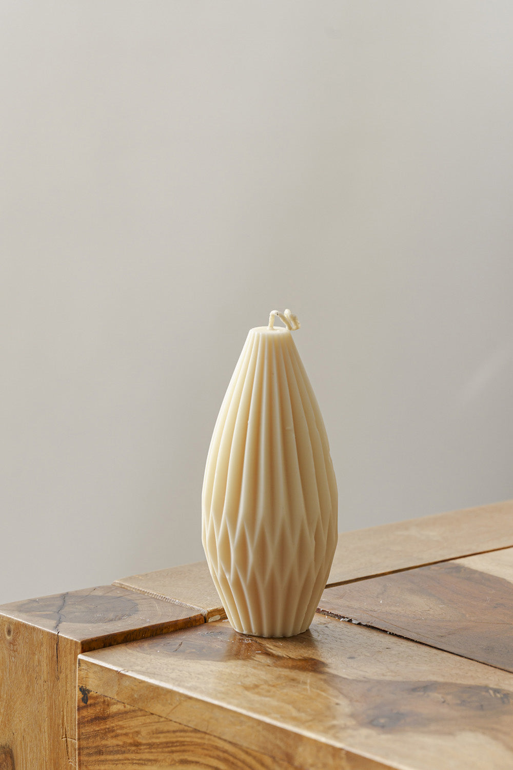 Vela decorativa con un diseño sutil pero imponente representa presencia, sensibilidad y belleza interior.