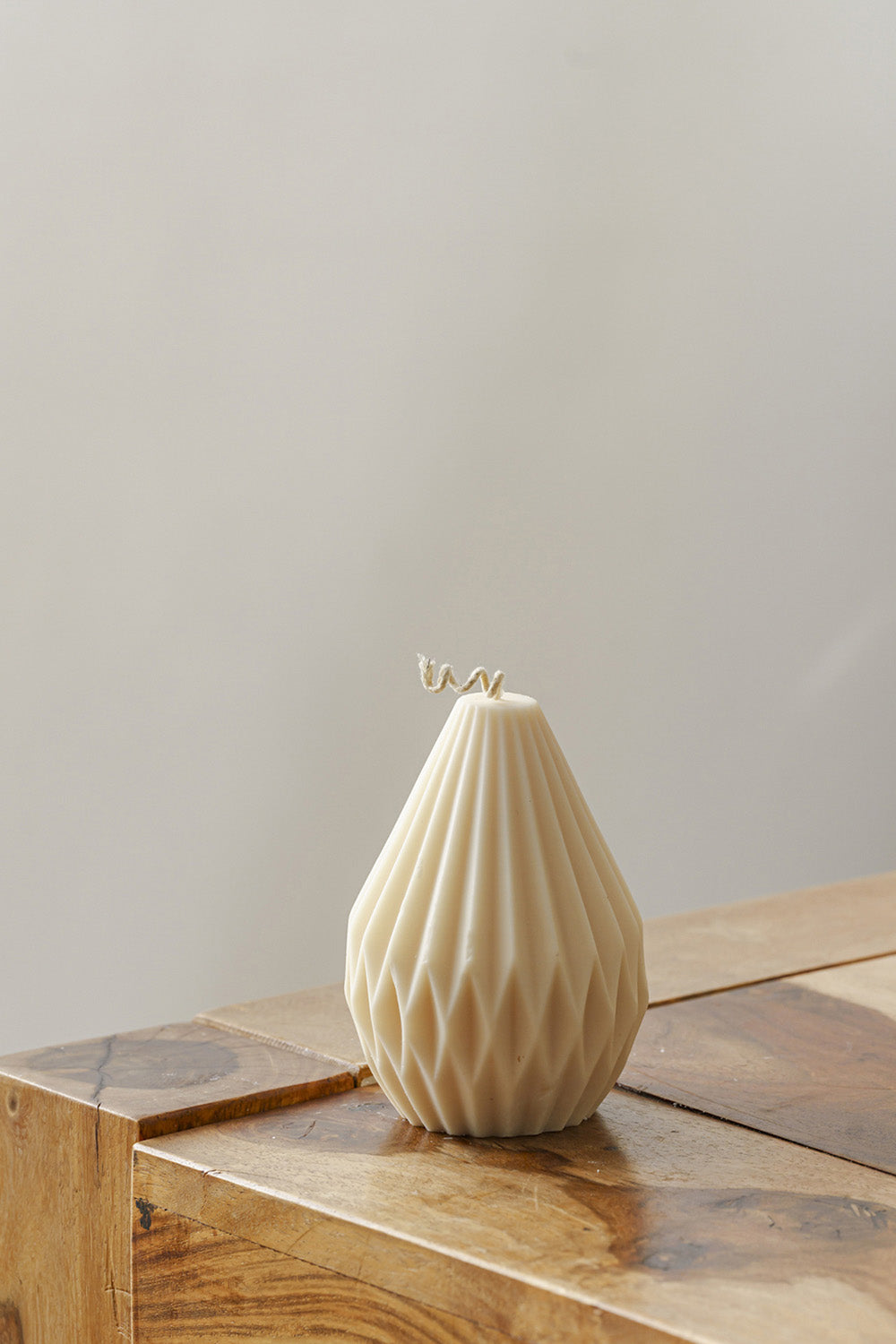 Vela decorativa con un diseño sutil pero imponente representa presencia, sensibilidad y belleza interior. 