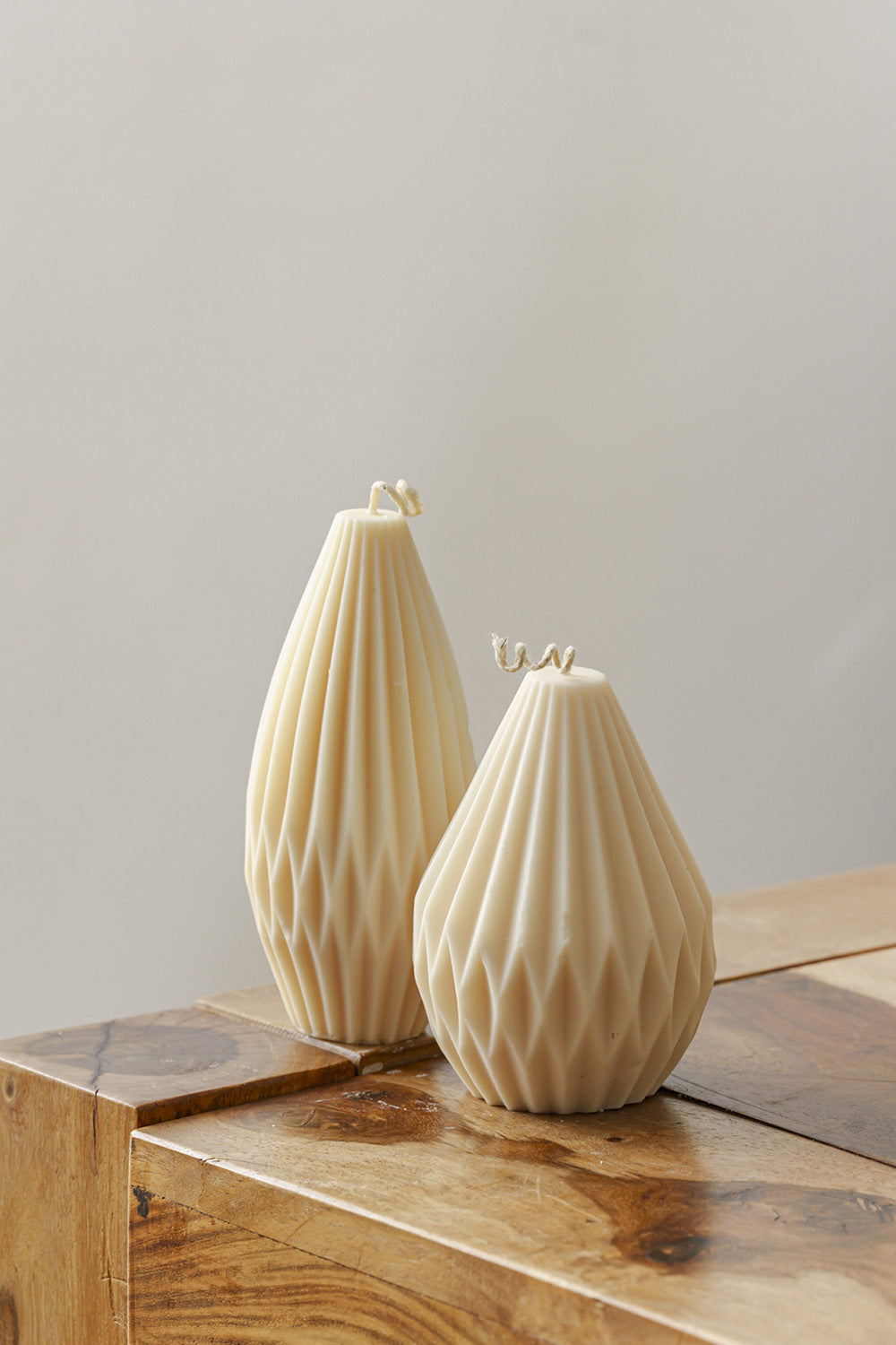 Dúo de velas decorativas, perfectas para un regalo o para crear una composición balanceada y elegante.