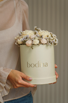 Nuestros Bouquets Bodina reimaginan los arreglos florales desde el arte y la sensibilidad. Cada ramo está compuesto por velas esculpidas —rosas, tulipanes, margaritas y más— elaboradas con cera de soya 100% natural, color marfil y un delicado aroma a coco y vainilla.