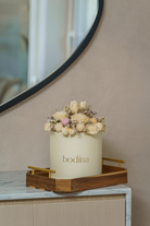 Nuestros Bouquets Bodina reimaginan los arreglos florales desde el arte y la sensibilidad. Cada ramo está compuesto por velas esculpidas —rosas, tulipanes, margaritas y más— elaboradas con cera de soya 100% natural, color marfil y un delicado aroma a coco y vainilla.