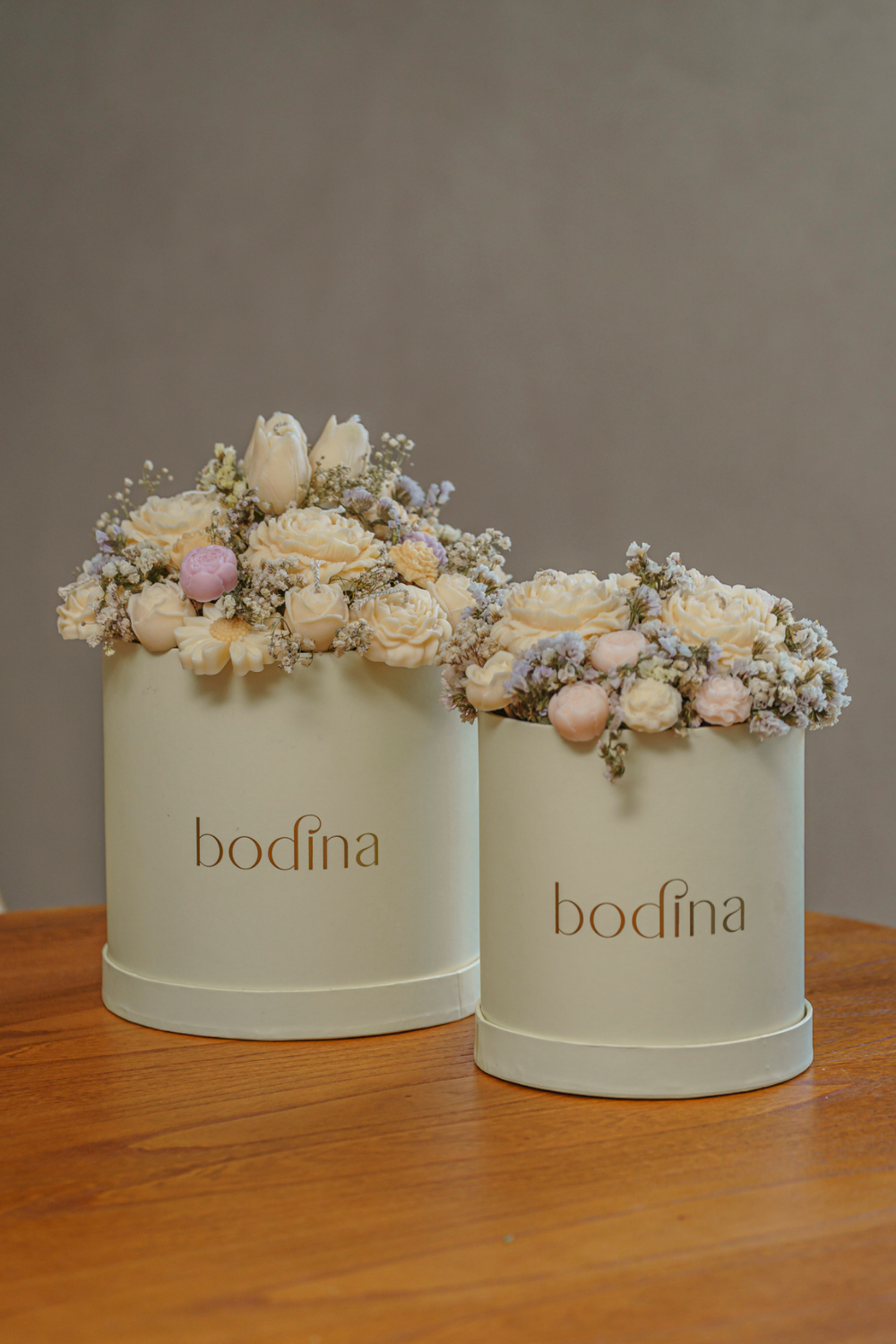Nuestros Bouquets Bodina reimaginan los arreglos florales desde el arte y la sensibilidad. Cada ramo está compuesto por velas esculpidas —rosas, tulipanes, margaritas y más— elaboradas con cera de soya 100% natural, color marfil y un delicado aroma a coco y vainilla.