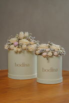 Nuestros Bouquets Bodina reimaginan los arreglos florales desde el arte y la sensibilidad. Cada ramo está compuesto por velas esculpidas —rosas, tulipanes, margaritas y más— elaboradas con cera de soya 100% natural, color marfil y un delicado aroma a coco y vainilla.