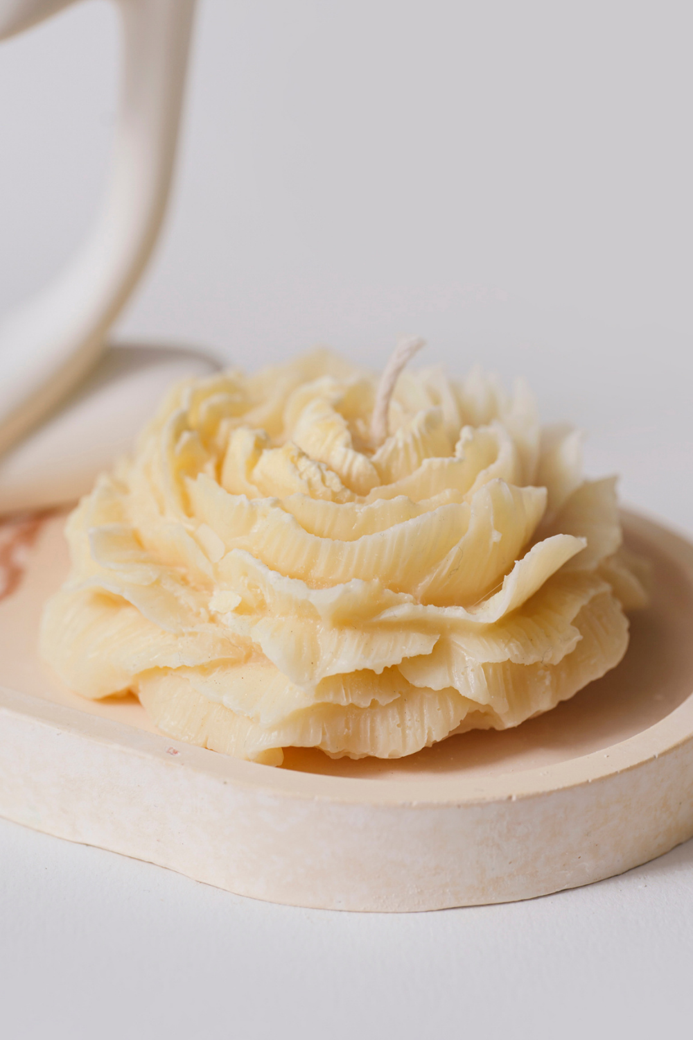 Camelia es una flor eterna hecha vela. Con su forma delicada y estética atemporal, transforma cualquier rincón en un espacio con alma.