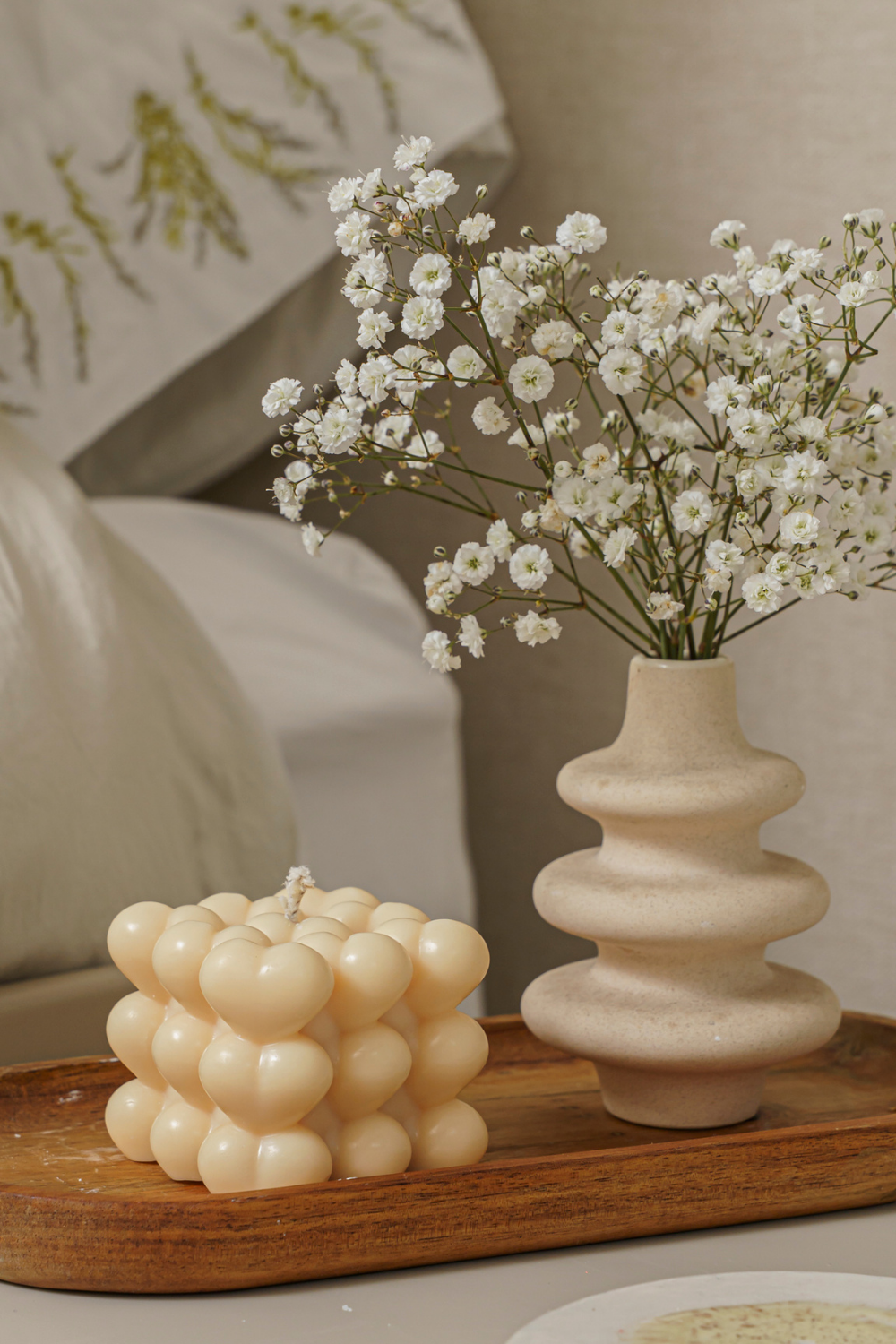 Coralina es arte marino convertido en vela. Con una forma inspirada en los corales, es una pieza decorativa que transmite frescura, textura y un estilo único.