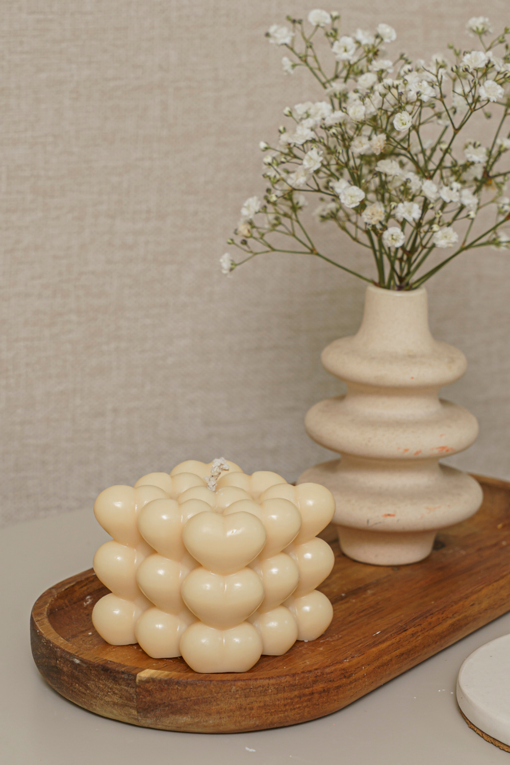 Coralina es arte marino convertido en vela. Con una forma inspirada en los corales, es una pieza decorativa que transmite frescura, textura y un estilo único.