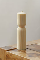 Vela decorativa con un diseño que transmite paz visual, ideal para rincones que invitan al descanso. 