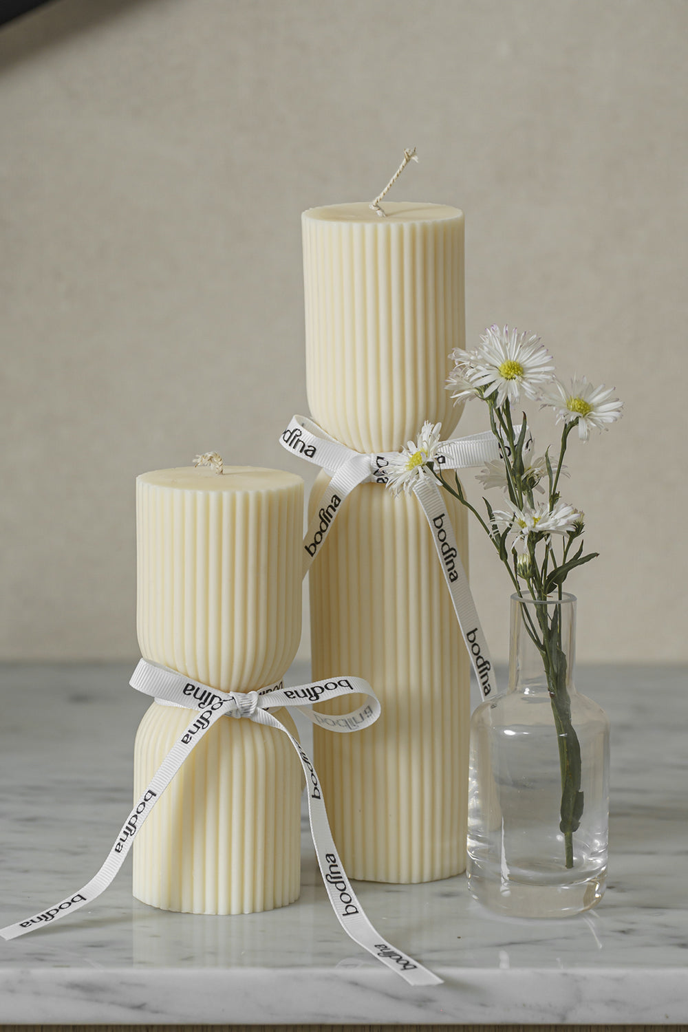 Velas decorativas con un diseño que transmite paz visual, ideal para rincones que invitan al descanso. 