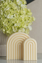 Velas decorativas con formas inspiradas en flores silvestres, ideal como detalles decorativos en espacios íntimos.