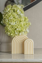 Velas decorativas con formas inspiradas en flores silvestres, ideal como detalles decorativos en espacios íntimos