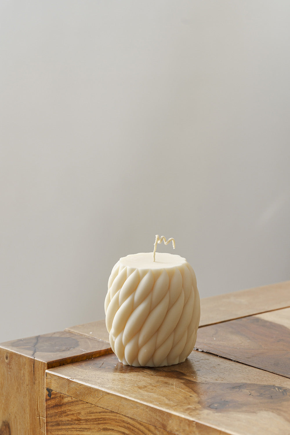 Vela decorativa inspirada en las olas del mar y los ciclos de la naturaleza que invita a respirar profundo y dejarse llevar. 