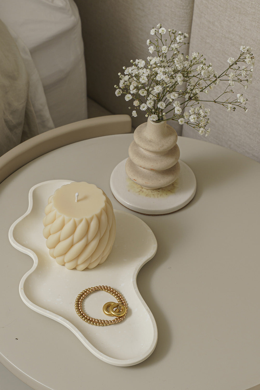 Vela decorativa inspirada en las olas del mar y los ciclos de la naturaleza que invita a respirar profundo y dejarse llevar. 