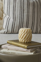 Vela decorativa inspirada en las olas del mar y los ciclos de la naturaleza que invita a respirar profundo y dejarse llevar. 