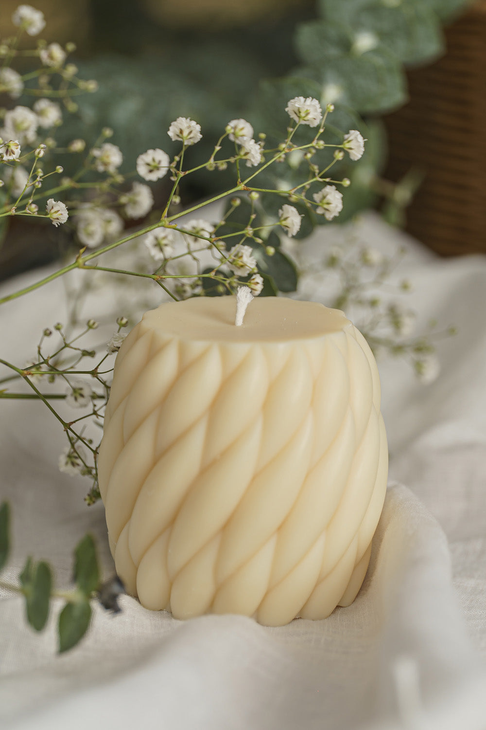 Vela decorativa inspirada en las olas del mar y los ciclos de la naturaleza que invita a respirar profundo y dejarse llevar. 