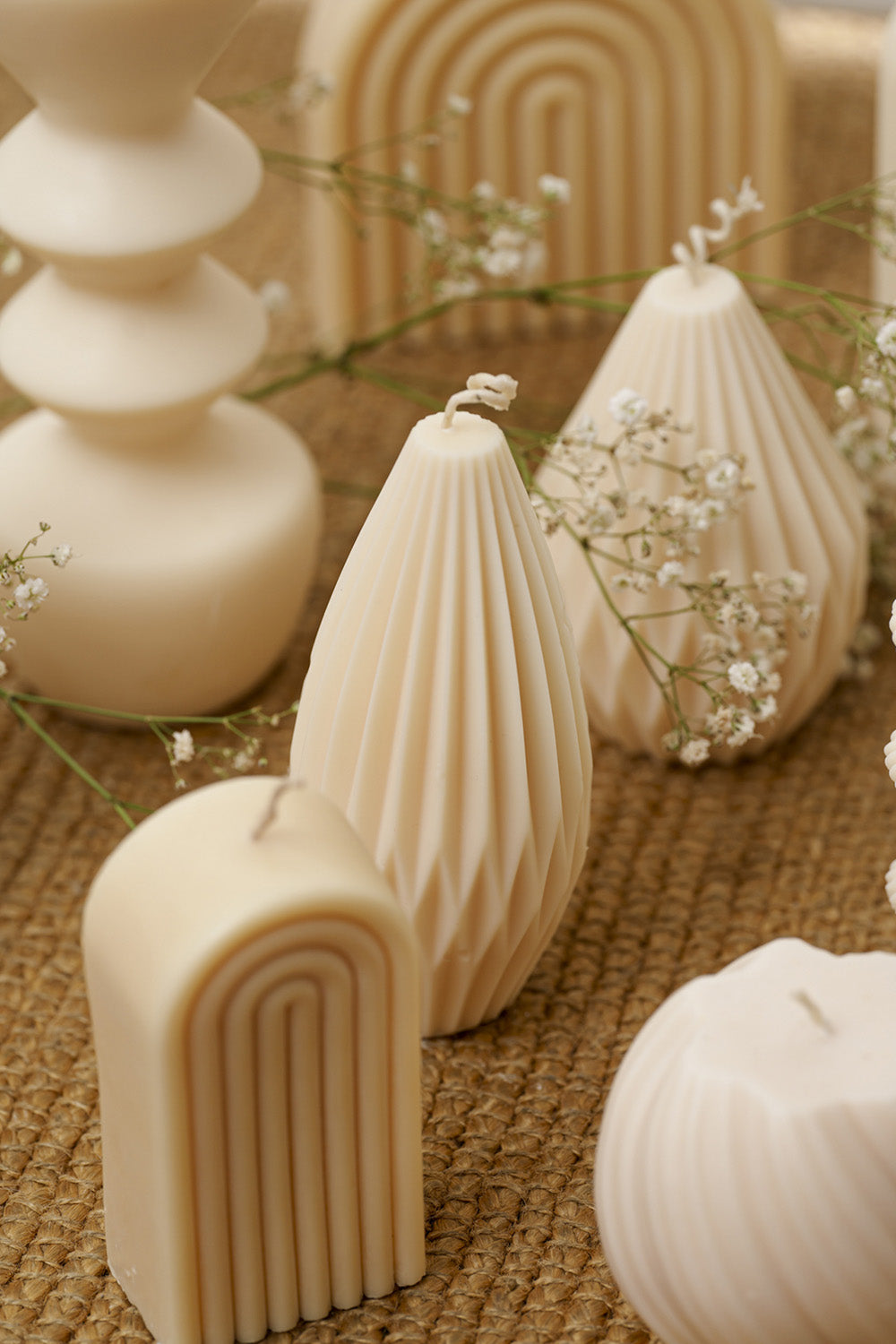 Velas decorativas sobre in mantel.